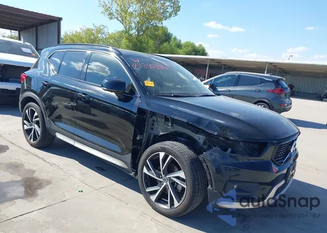 2019 Volvo Xc40 T4 R-Design z USA, uszkodzony, nr VIN YV4AC2HM0K2057933